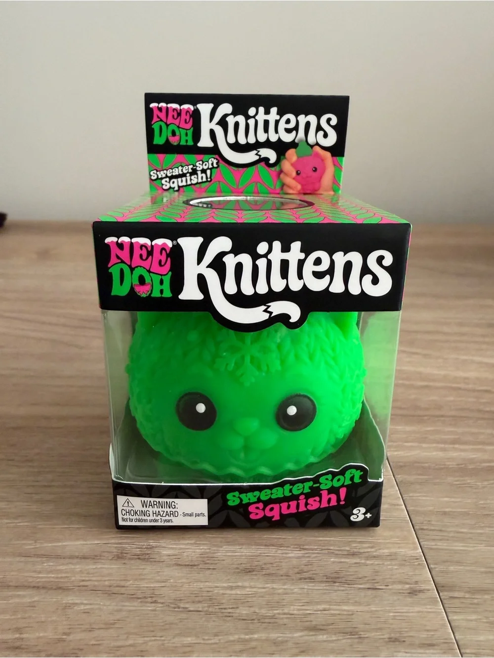 Needoh Knittens green with pink hat